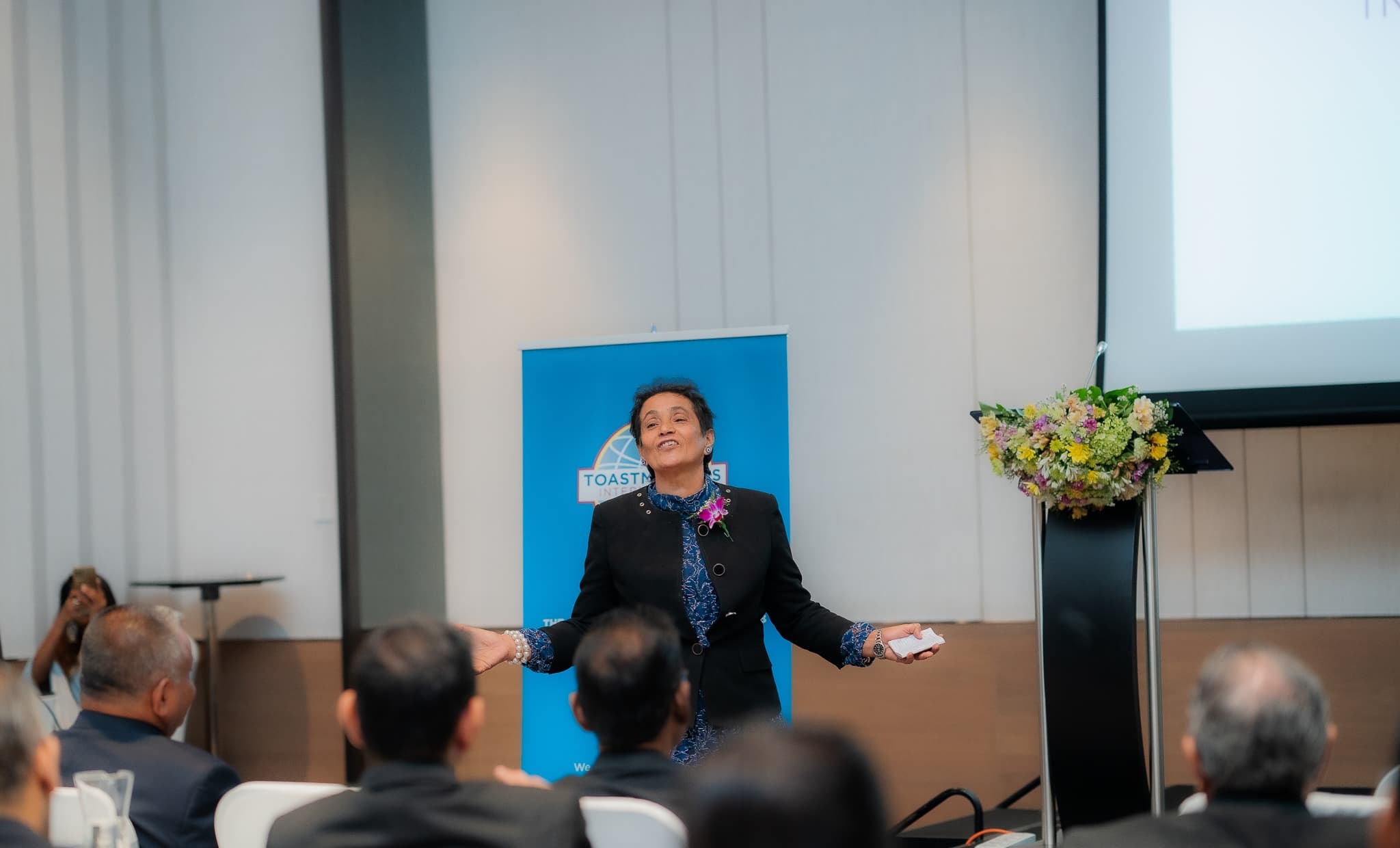 Romayne Diasz delivering a speech on job vacancies in sri lanka